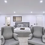 4 Bedroom 빌라