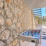 4 Bedroom *