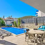 4 Bedroom 빌라