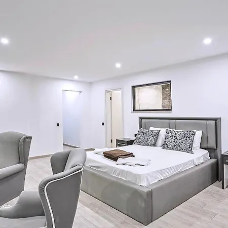 4 Bedroom 9109 *