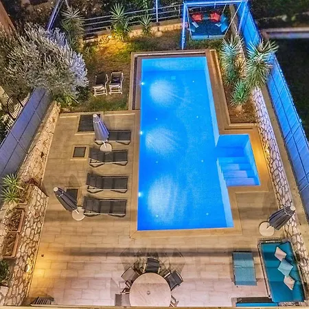 Villa 4 Bedroom *